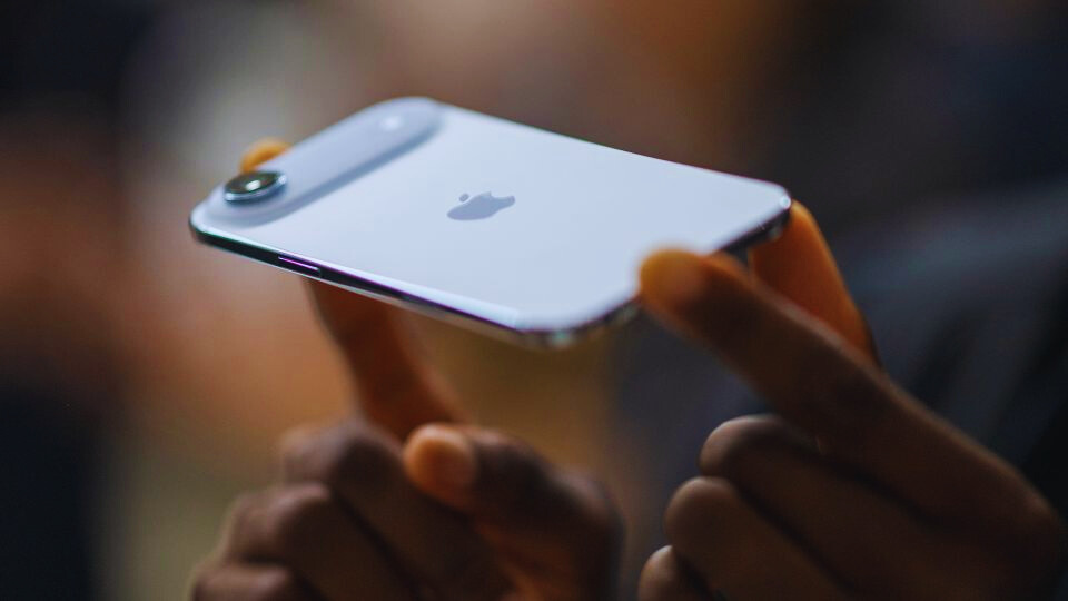 "AT&T CEO Urges Apple to Step Up on iPhone AI Features"