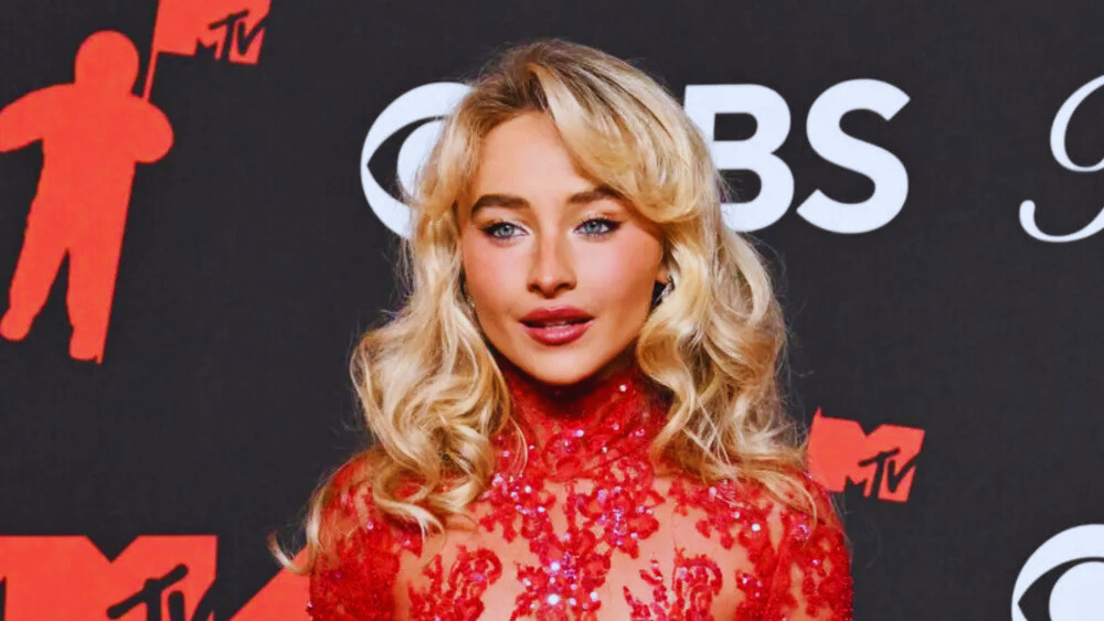 “Sabrina Carpenter Stuns on the Red Carpet at 2025 MTV VMAs”