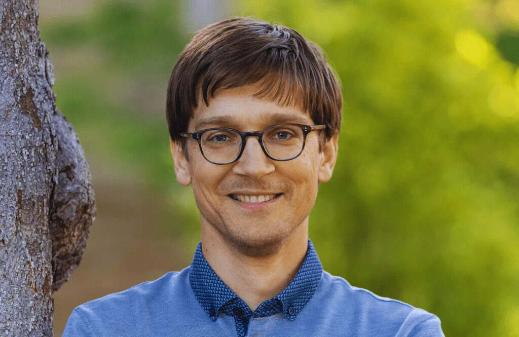 “Stanford Professor Ditches Tech for Pen and Paper: The Case for Written Exams in the AI Era”
