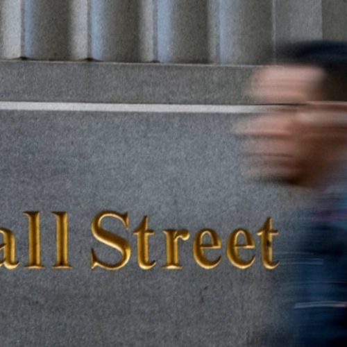 Wall Street Ends Higher Amid Political Tensions