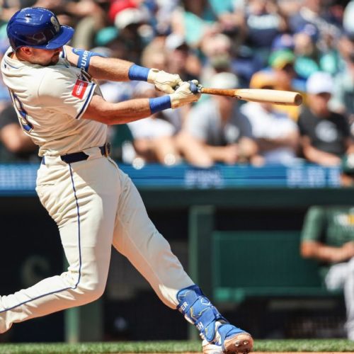 Cal Raleigh Hits Record Home Runs, Leading Mariners to Victory